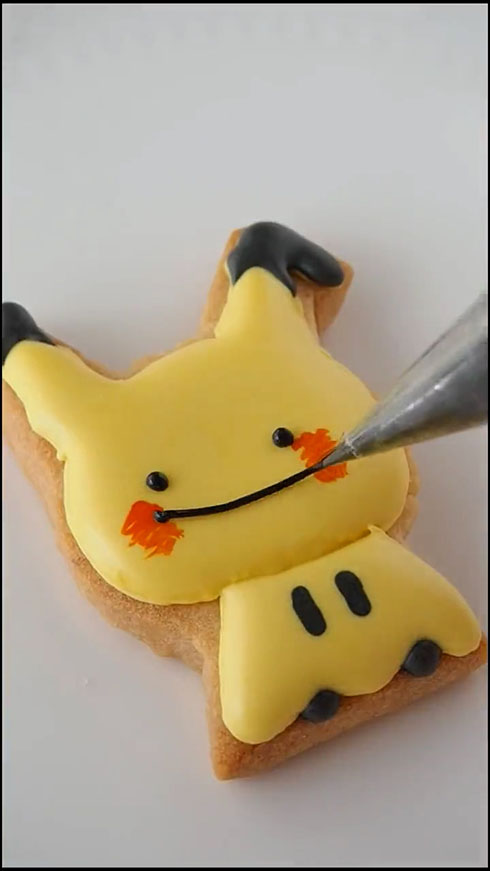 ミミッキュに変身しきれてないメタモンのクッキー