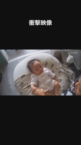 赤ちゃんとママがグータッチ