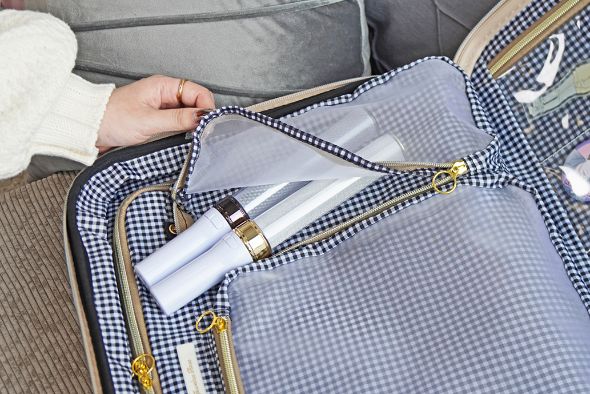 マチ付きの下段メッシュポケットには、ペンライトなどを入れることができます