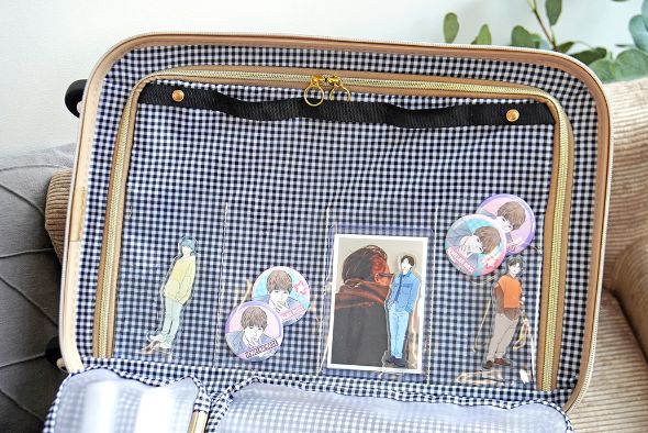 アクスタやブロマイドを差し込めるクリアポケット