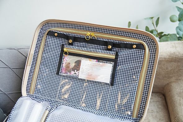 吊り下げられるクリアポーチはチケットの収納にも！