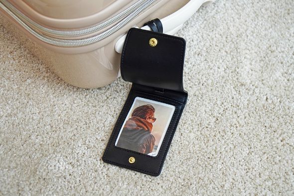 カードを収納できるラゲッジタグ