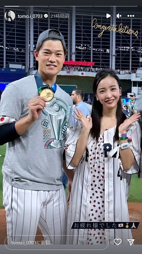 板野友美とメダルを持つ高橋奎二投手