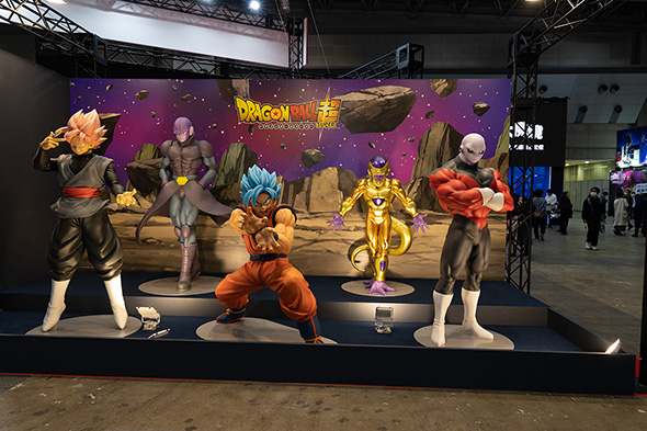 東映アニメーションブースの「ドラゴンボール超」立像