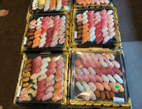 親戚の集まり 全員 すし 手土産 大量