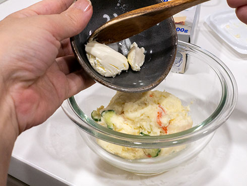 ポテサラのクリームチーズを入れるところ