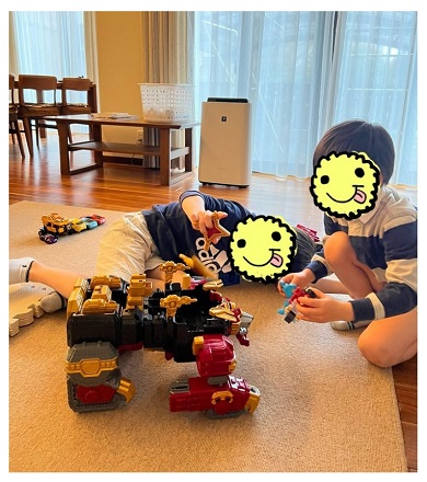 4年ぶりの実家で遊ぶ小倉優子の長男と次男