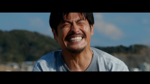 坂口憲二が出演した「サントリー生ビール」CM場面カット