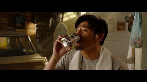 坂口憲二が出演した「サントリー生ビール」CM場面カット