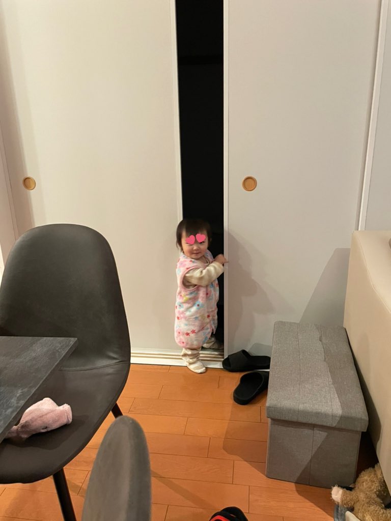 1歳児を寝かしつけてそっと部屋の外に出たら……　後ろを振り返って見つけた光景に「これはw」「あるあるすぎる」