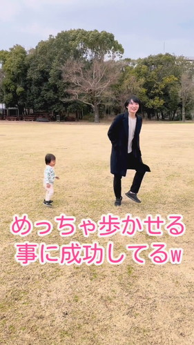 「なんとか歩かせようとするパパ」
