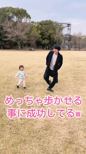 「なんとか歩かせようとするパパ」