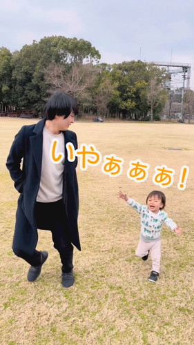 「なんとか歩かせようとするパパ」
