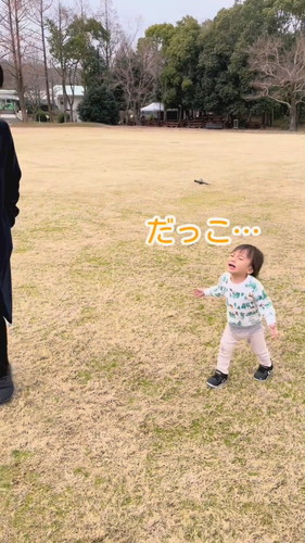 「なんとか歩かせようとするパパ」