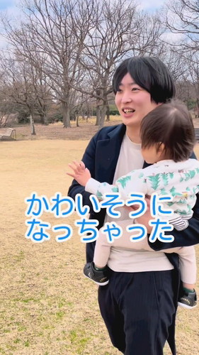 「なんとか歩かせようとするパパ」