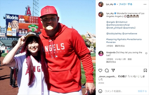 「WWE」イヨ・スカイとマイク・トラウトの2ショット