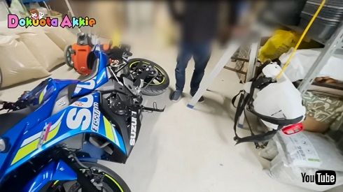 スズキ「GSX250」の破損を伝えるバイク女子YouTuberのアッキー