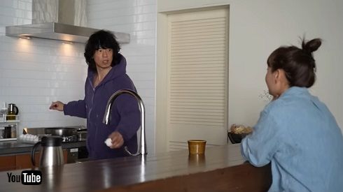 やってみたいシーンを再現する藤本美貴と庄司智春