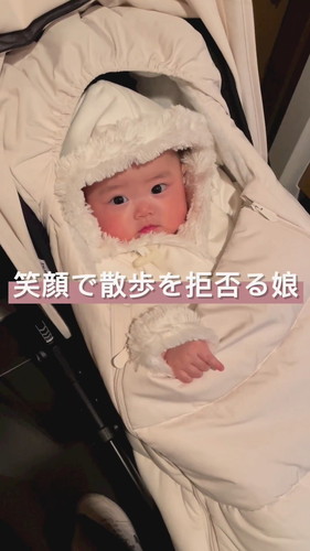 「笑顔で散歩を拒否る娘」