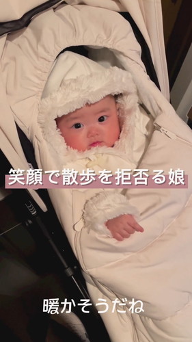 「笑顔で散歩を拒否る娘」