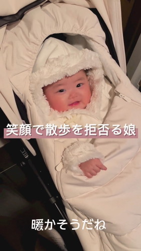 「笑顔で散歩を拒否る娘」