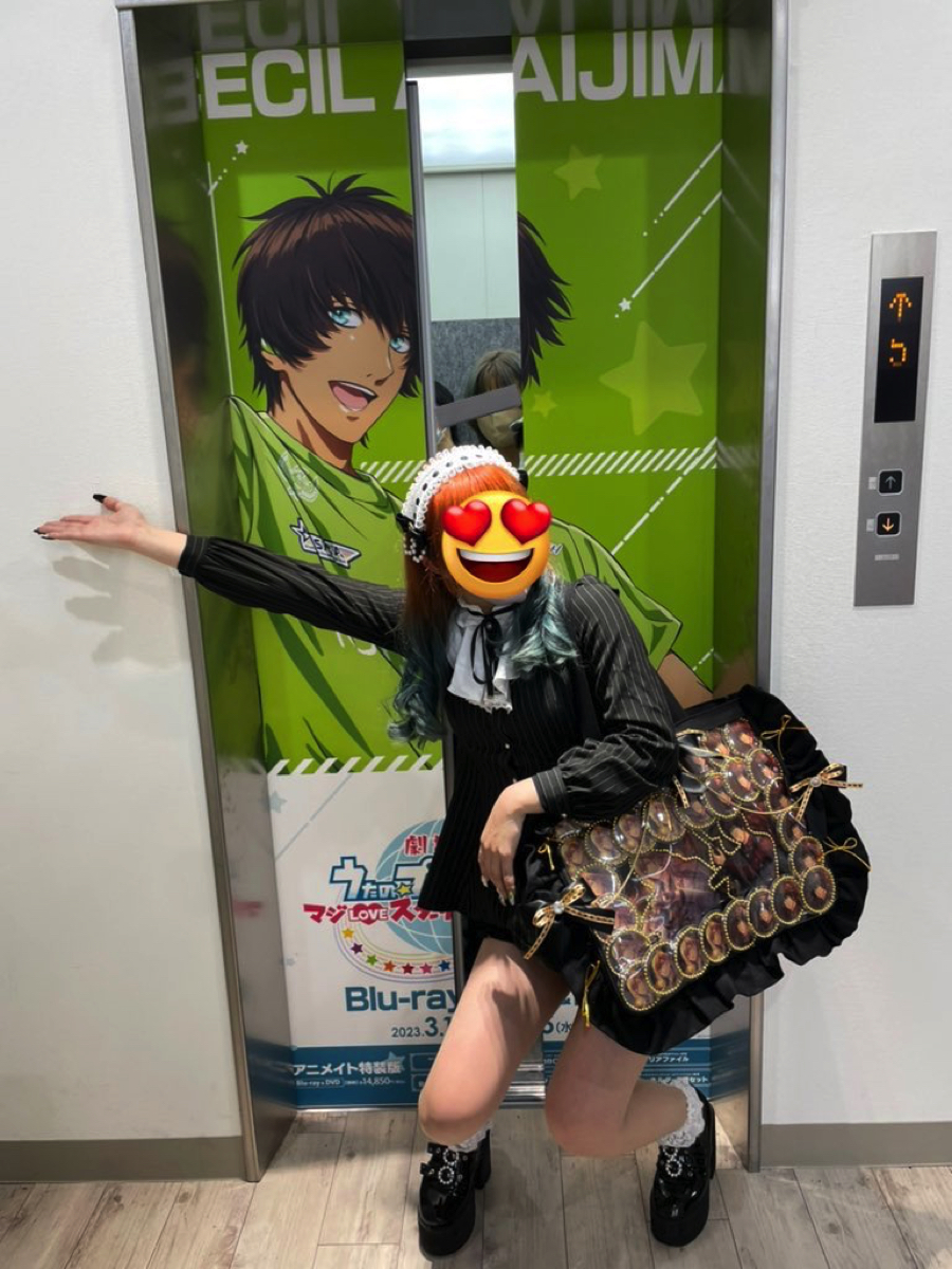 推しがデコレーションされたエレベーターと写真撮影したら