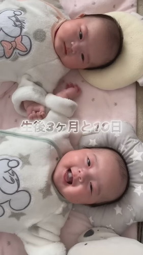 「母に話しかけられると嬉しくてたまらない双子赤ちゃん」
