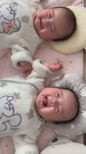 「母に話しかけられると嬉しくてたまらない双子赤ちゃん」