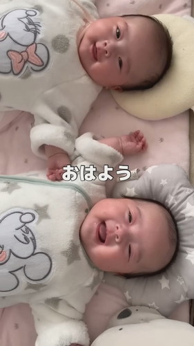 「母に話しかけられると嬉しくてたまらない双子赤ちゃん」