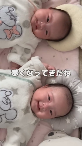 「母に話しかけられると嬉しくてたまらない双子赤ちゃん」