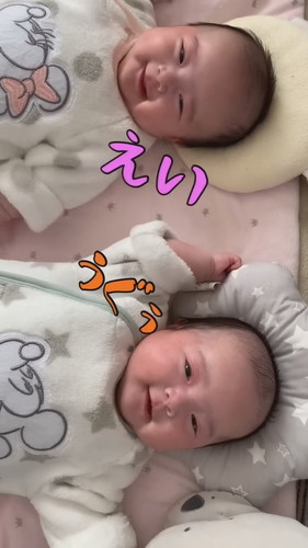 「母に話しかけられると嬉しくてたまらない双子赤ちゃん」