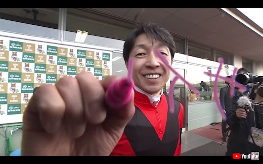 サインを求められた武豊騎手の茶目っ気たっぷりファンサが話題