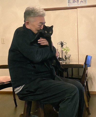 猫吸いするお父さん