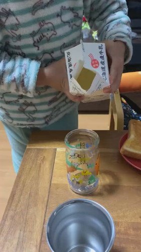 牛乳を注ぐ少年