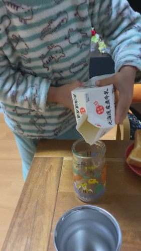 牛乳を注ぐ少年