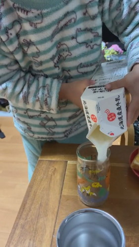 牛乳を注ぐ少年