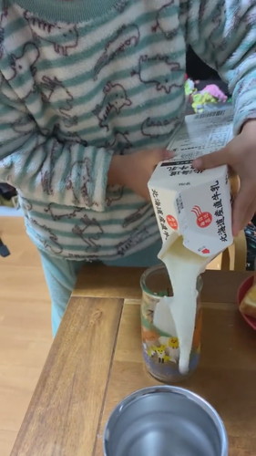 牛乳を注ぐ少年