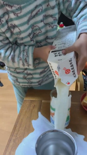 牛乳を注ぐ少年