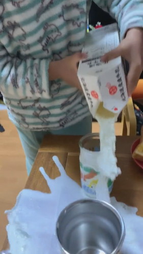 牛乳を注ぐ少年