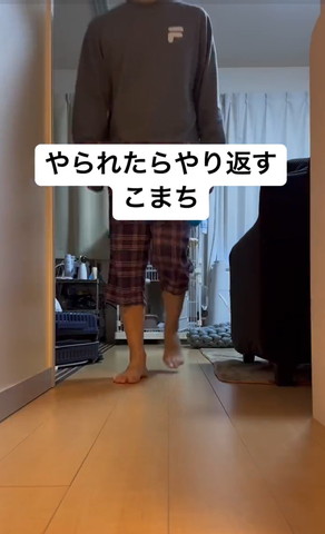 廊下を歩く飼い主