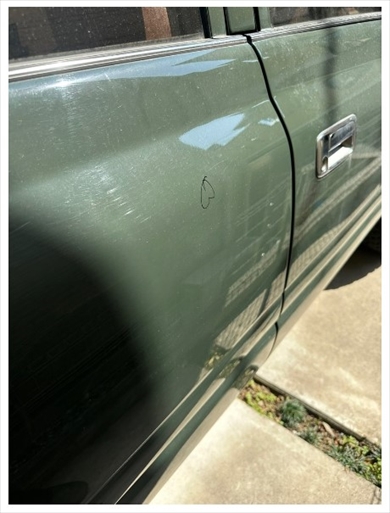 娘に落書きされた「パンサー」尾形貴弘のランドクルーザー