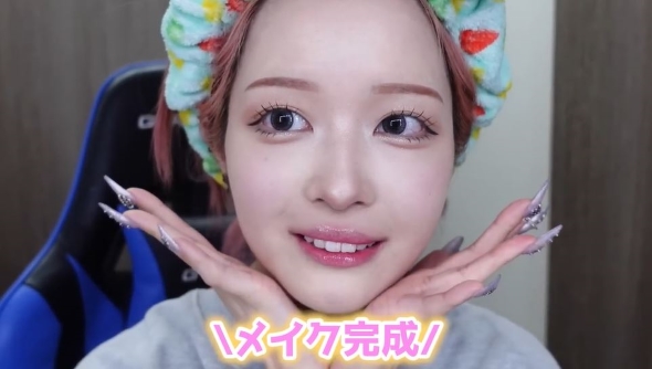 平行眉やグラデーションリップを取り入れた若見えメイク