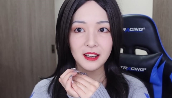 細い眉やくっきりしたリップが昔の流行を思わせるメイク