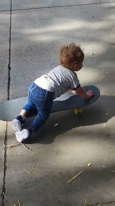 赤ちゃんスケートボーダー