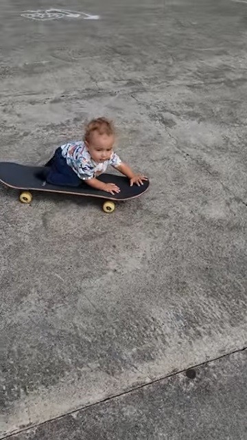 赤ちゃんスケートボーダー