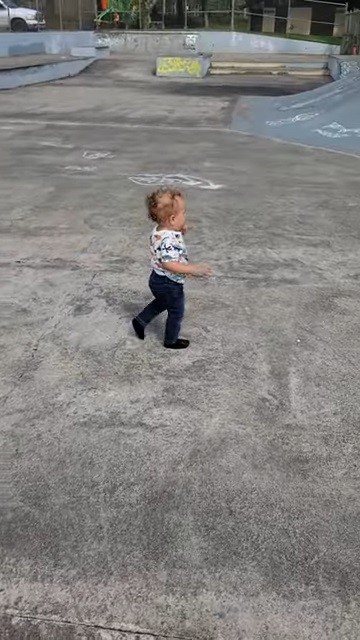 赤ちゃんスケートボーダー