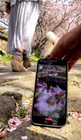 携帯を斜め前に倒してる