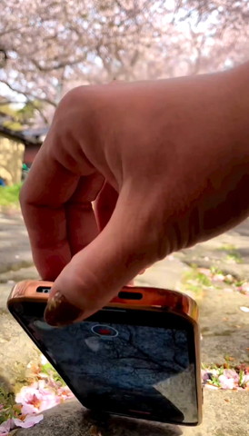 携帯を手前に倒す