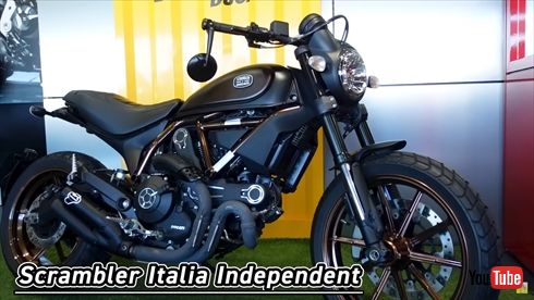 ドゥカティのバイクに大興奮する大島由香里