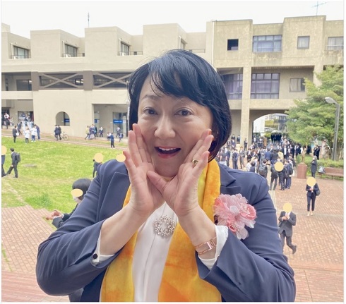 筑波大学大学院の入学式に出席したエド・はるみ